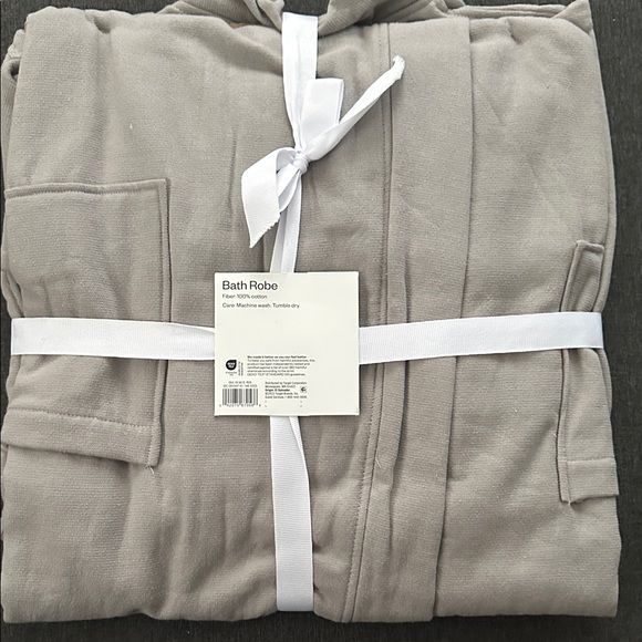 🆕 Room Essentials Gray Bath Robe
100% cotton - Picture 6 of 7